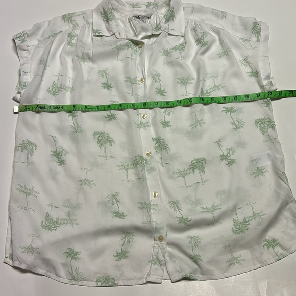 Lucky Brand women’s short sleeve shirt with green palm trees size M - Picture 3 of 7